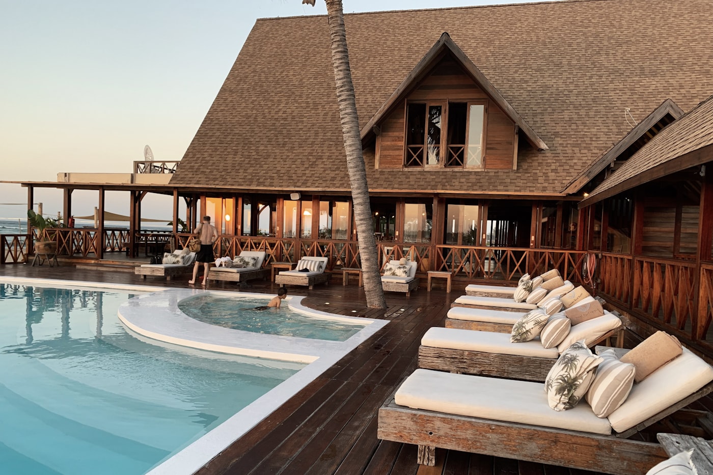 Ruhige Hotellounge mit Sitzmöbeln und natürlichem Licht