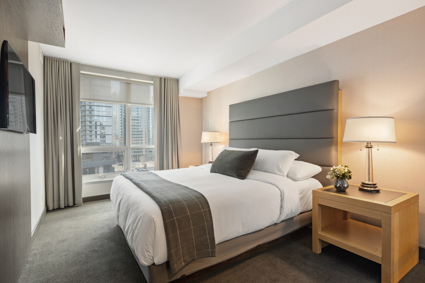 Klassisches Hotelzimmer mit warmem Textil und klarer Möblierung