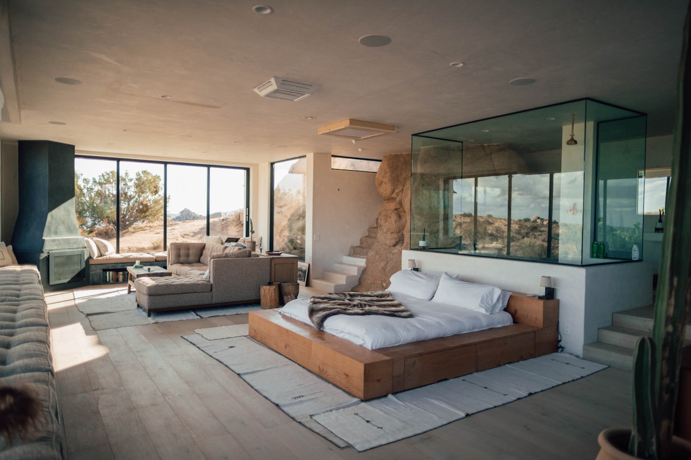 Deluxe-Zimmer mit weichen Stoffen und großzügiger Bettlandschaft