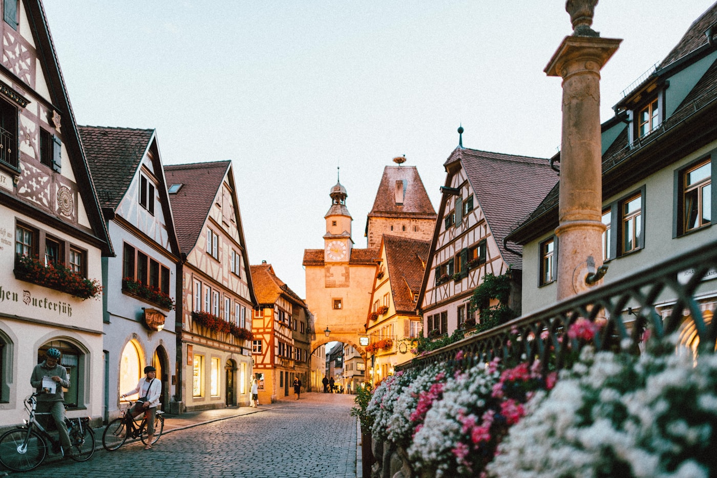 Europäische Altstadtgasse mit warmen Fassaden und ruhigem Fußverkehr