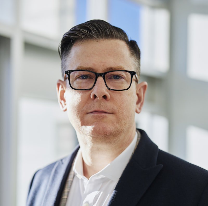 Porträt von Jonas Weber, Guest Relations Manager
